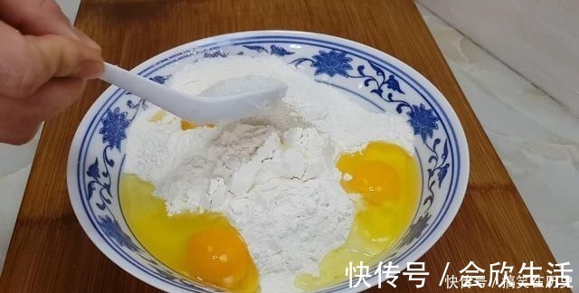 以后面粉就这样做，加3个鸡蛋，不用烤不用蒸，比蛋糕都香甜好吃