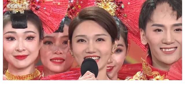 央視主持人龍洋雙線開花：新聞節(jié)目成門面，文藝類節(jié)目也沒有缺席