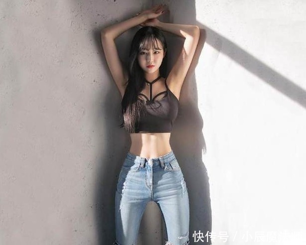 小姐姐爱穿紧身牛仔裤，凸显曼妙的身姿，女神来袭！