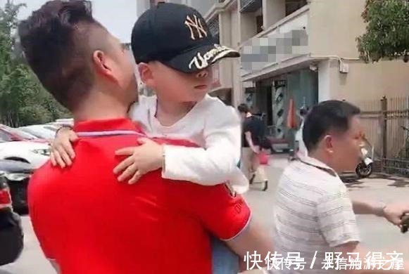 遛娃|“冻龄爷爷”走红,楼下遛娃被误认为是孩子爸爸,网友真时髦