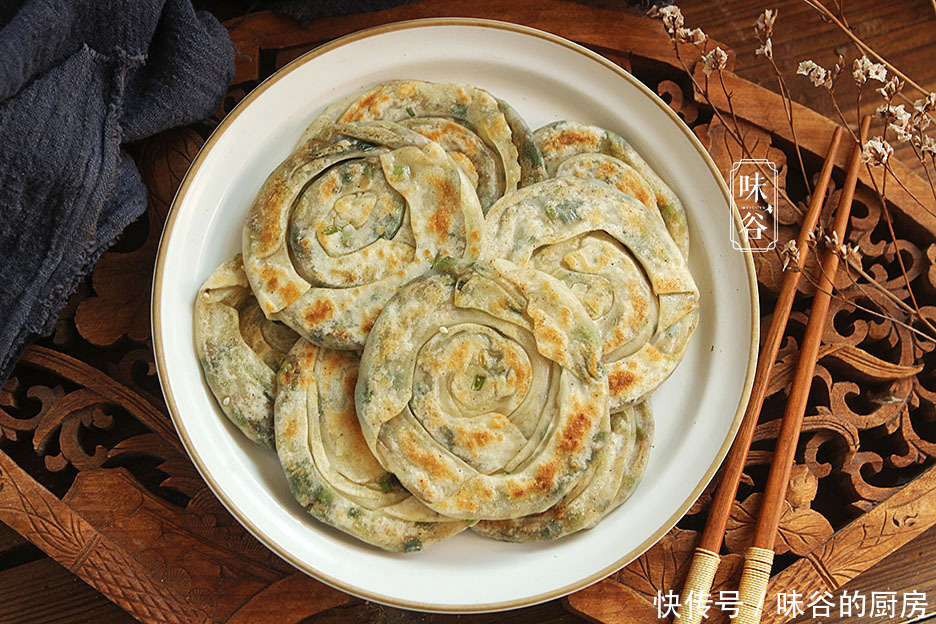 葱油饼|剩饺子皮新吃法,加上1把葱花,金黄酥脆,层次分明,好吃不浪费