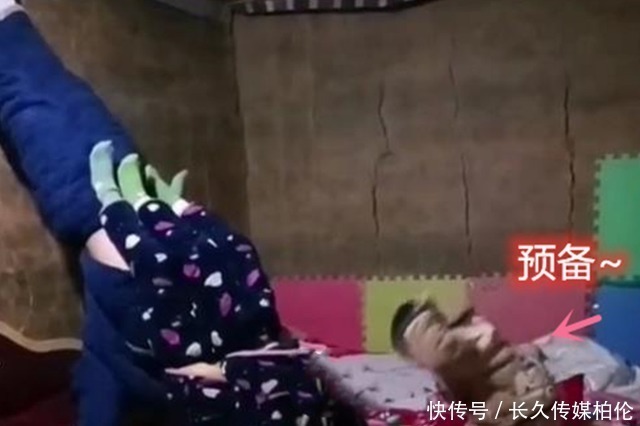 小儿子|爸爸带三个娃玩倒立，两女儿配合天衣无缝，没想到小儿子才是王者