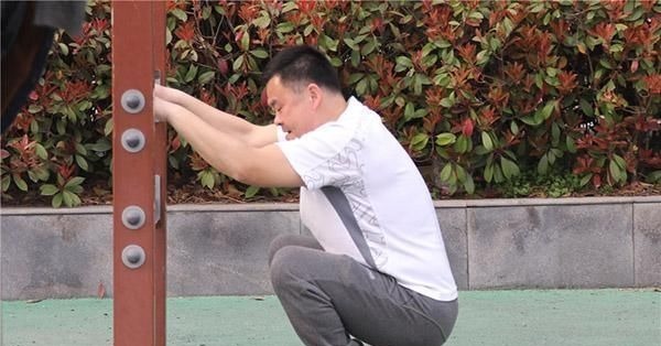 动作|为什么在深蹲时,膝盖总会听到“咔咔”的声音?原因是什么?