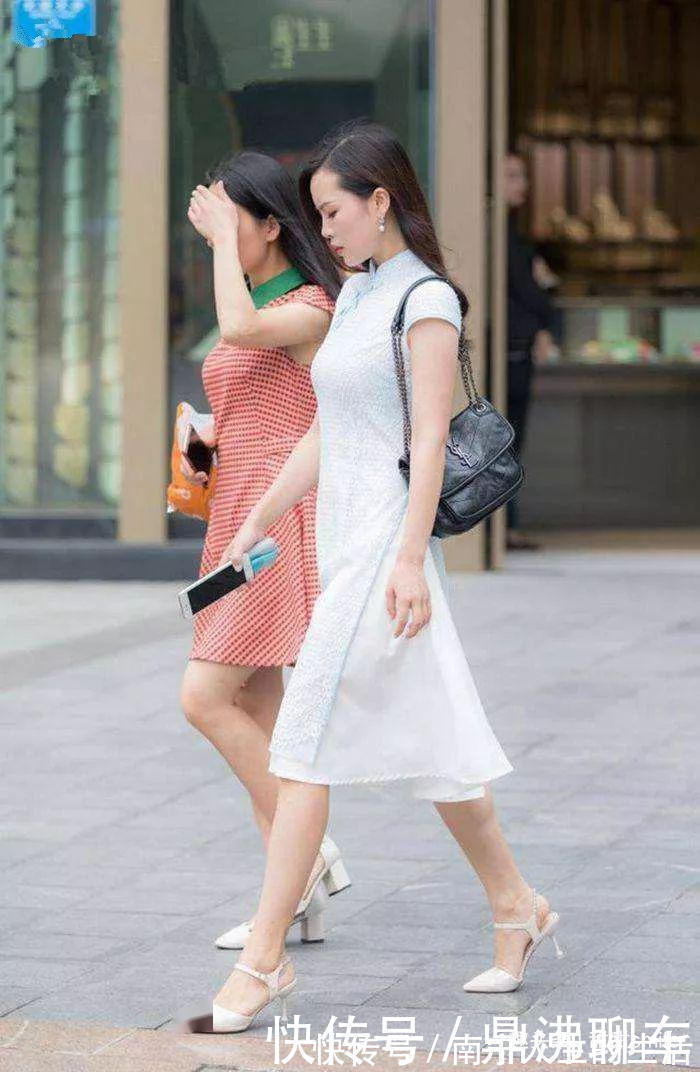 小姐姐|美女脚上一双个性的高跟凉鞋,让她看起来更加的有魅力