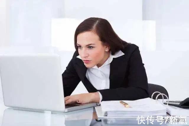 明明是全身最性感的身材线条，你却把它看成肋骨外翻？