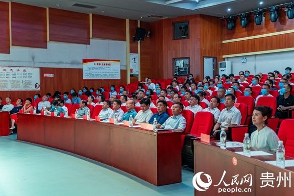 喀斯特|叶辛新著《爱上荔波》首发式暨叶辛荔波文学院成立仪式举行