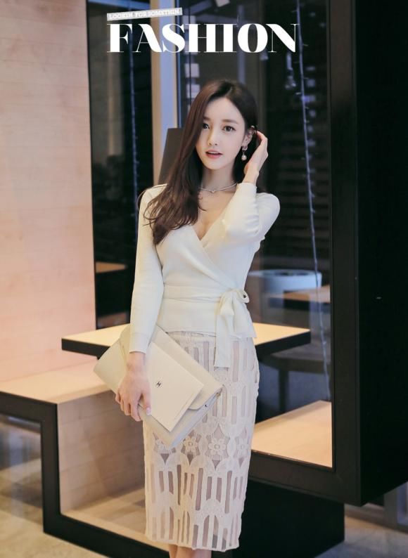 孙允珠长发飘逸气质典雅，穿V领长袖上衣搭镂空包臀裙，性感迷人