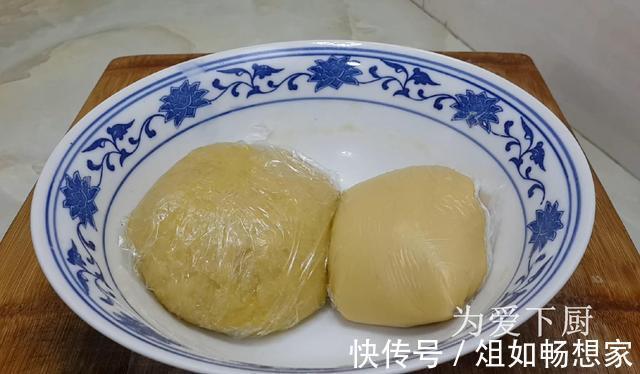 保鲜膜|中秋节别买月饼了，擀杖擀一擀，外皮香酥又掉渣，没烤箱也能成功
