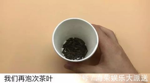 把一次性纸杯底部扎了几个小洞,太厉害了,家里来客人都夸聪明!