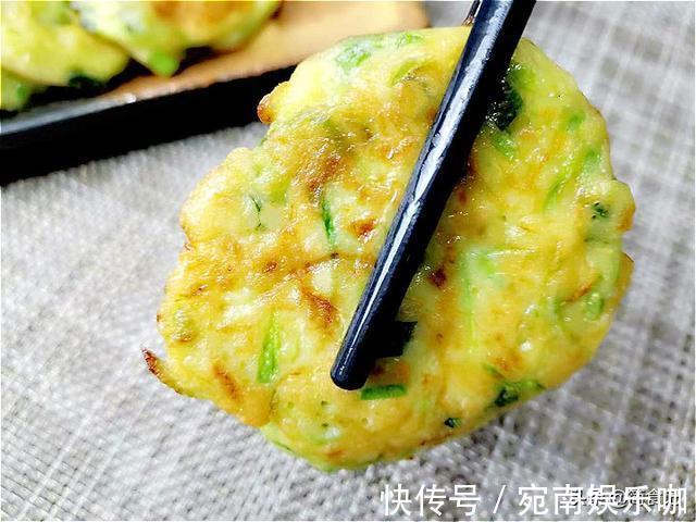 味美|西葫芦别再炒着吃了，试试这样做，鲜香味美，外酥里软，太香了