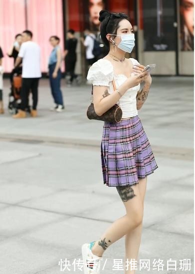 十足|白色T恤搭配紫色格裙,优雅端庄,少女感十足