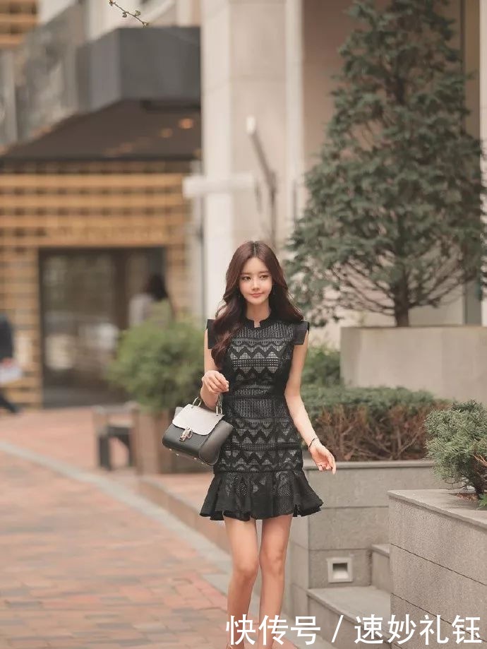  享受|美女搭配一双简单款的高跟凉鞋，享受着时尚的气氛环绕