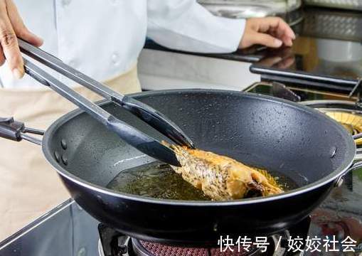 煎鱼|煎鱼时,切记不能直接下油锅,做好这3步,鱼皮不碎不粘锅