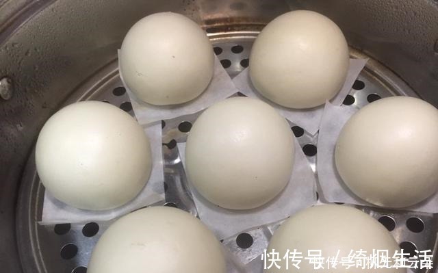 蒸馒头，别只加酵母！学会加“2白”，馒头凉了也不硬，又白又香