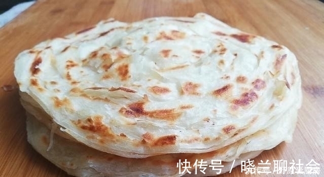 面食新吃法，两根筷子搅一搅，金黄喷香，比馒头饺子好吃太多了