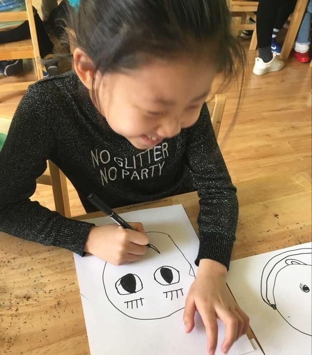 幼儿园老师留作业，让孩子画妈妈，看到孩子的作业后，老师笑出声