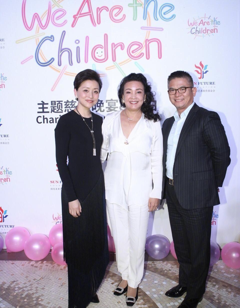 黑白配|杨澜真是“60后的骄傲”,小香风外套配百褶裙端庄稳重,高贵典雅