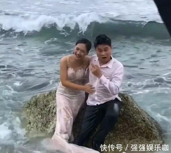 拍婚纱照|新人拍婚纱照忘我拥吻,忽然一阵浪袭来,网友:没眼看