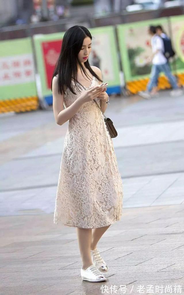 蕾丝连衣裙 街拍:美女边走边看手机的,蕾丝连衣裙简洁雅致,穿出青春活力!
