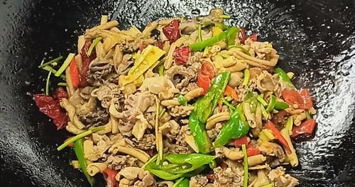 鸡杂试试这样炒来吃，口感脆嫩一点不老，味道香辣好吃，特下饭
