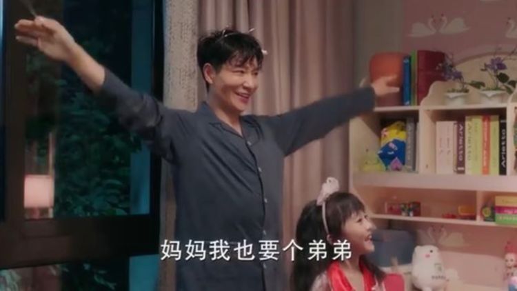 大一|大一新生放暑假回家,发现爸妈趁自己不在,生了个小18岁的二胎