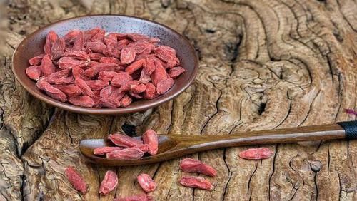 毒素|黄芪和它天生一对,一起泡水喝,排毒降火,肝会对你感激涕零