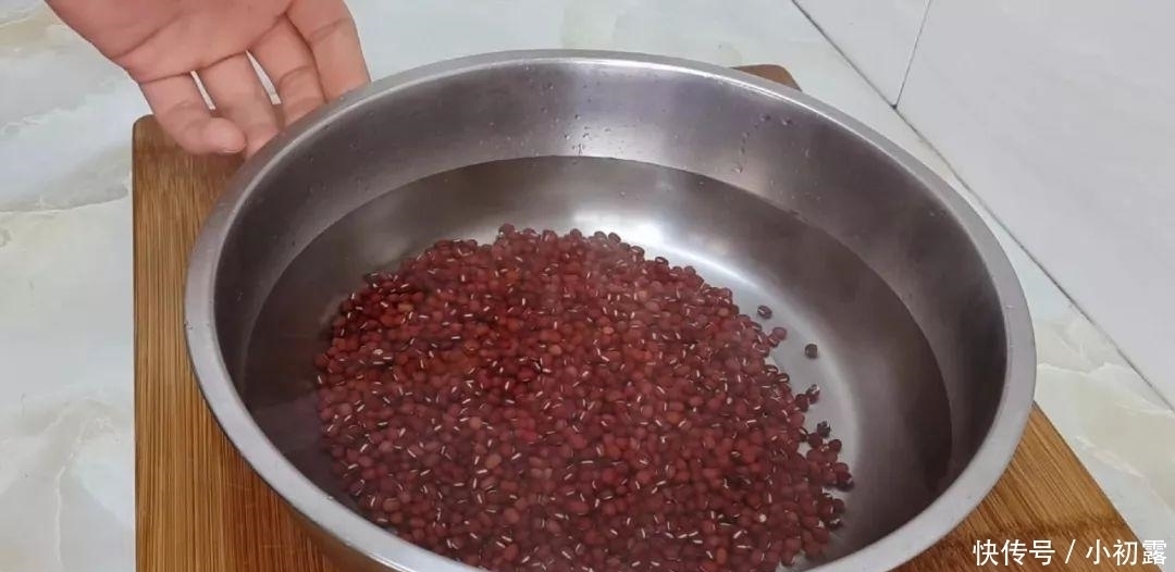 红薯这样做才最好吃,一蒸一切,比豆沙糕都好吃,一口一个真解馋