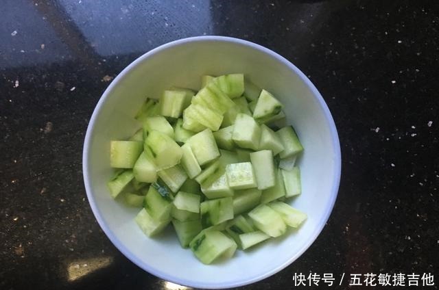 切成丁|冬天,牛肉羊肉少吃,这三种素菜搭配在一起,孩子喊着要天天吃!