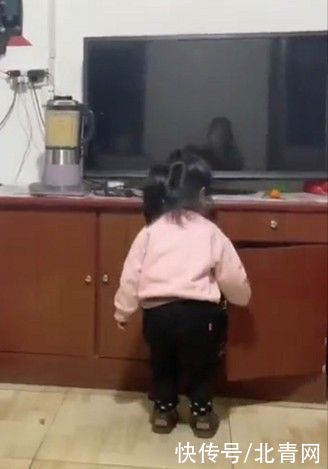 笑岔气！青岛67岁老人玩捉迷藏，披上花棉袄飞檐走壁！最后藏到了这里…