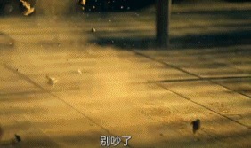 |搞笑GIF:姑娘你这眼神能杀人呀!真是吓死宝宝了