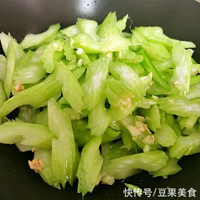 芹菜|零失败清炒芹菜，大厨原来这么好当