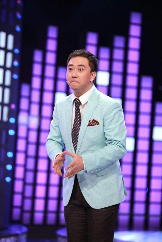 刘涛被王自健“公主抱”，满脸的无奈！谁注意到了他的手部动作