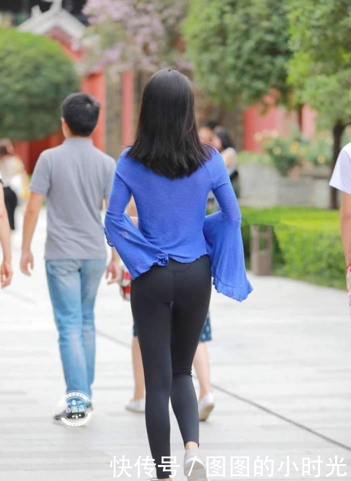 小姐姐|街拍:小姐姐穿蓝色针织T恤像翩翩飞舞的蝴蝶,搭紧身裤身材超赞