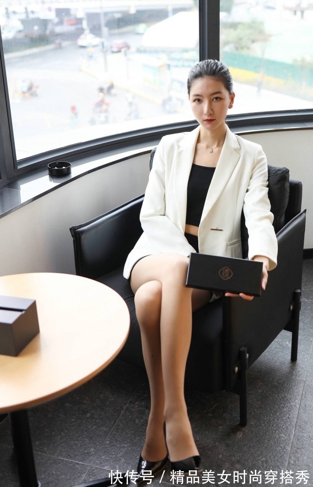 背心|白色的西装外套,内搭黑色的背心与短裙,干练又不失女性的优雅