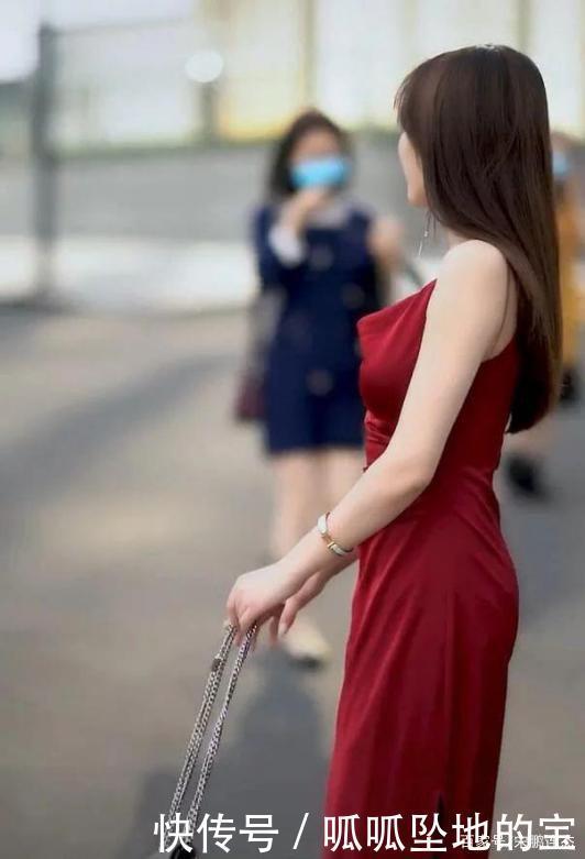 酒红色真丝长裙,高贵优雅,尽显好身材