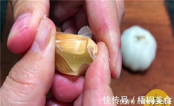 剥大蒜时，只要碰一碰这个部位，蒜皮马上完全脱落，太实用了！