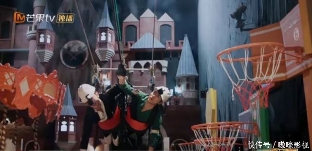 节目组 《密逃3》越来越高能,这期把邓伦和杨幂吓得蹲在地上不敢动