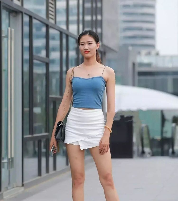 紧身裙 打底裤很适用当今这个节令,穿上去还会显得时尚,让人很有气质感