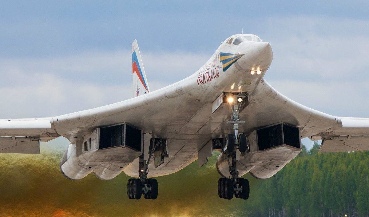 战略轰炸机|最强轰炸机载弹量对比，美23吨，俄45吨，我国是多少？