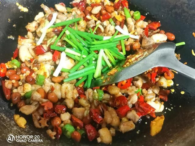 辣子鸡|鸡腿肉这样做，外酥里嫩，香辣过瘾，一大盘都不够吃