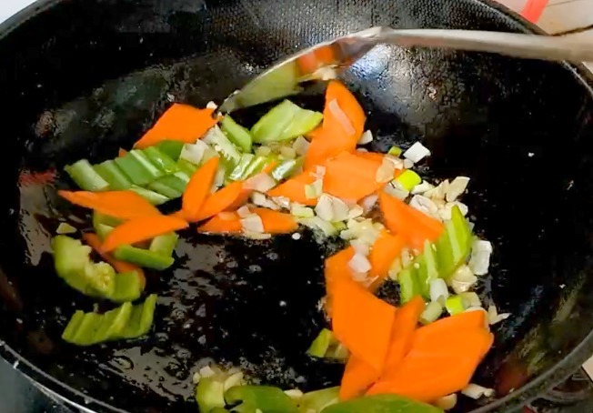 豆腐最美味的吃法，外酥里嫩吸满汤汁，是一道不错的下饭菜