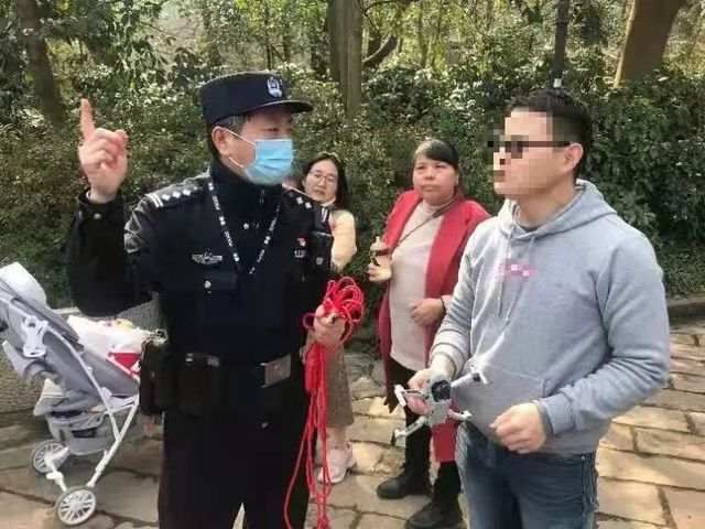 大年初二天气好 西湖边人从众 高速出城流量有点大