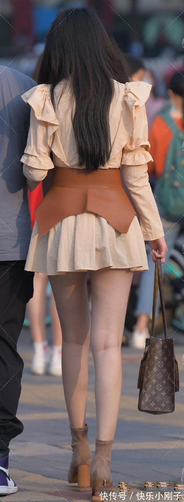 搭配 瑜伽裤的穿搭示范,选对裙型的女生,非常惬意