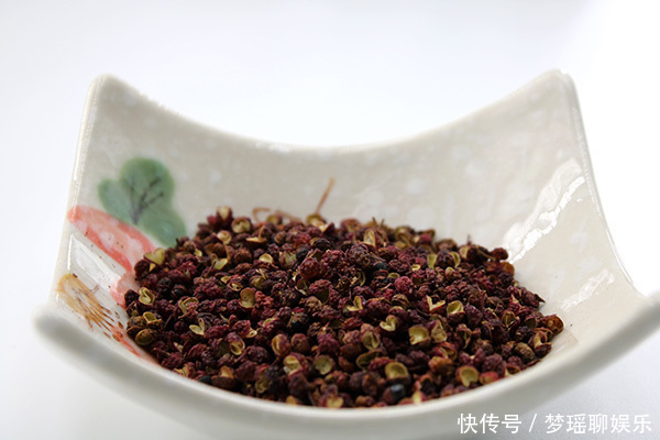 泡水|花椒搭配它,效果或堪比“泻药”,没事喝两口,口臭便秘绕着你走