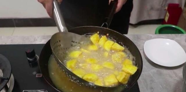 苹果加鸡蛋这么好吃,刚做好就被孩子们抢光了,香甜可口!