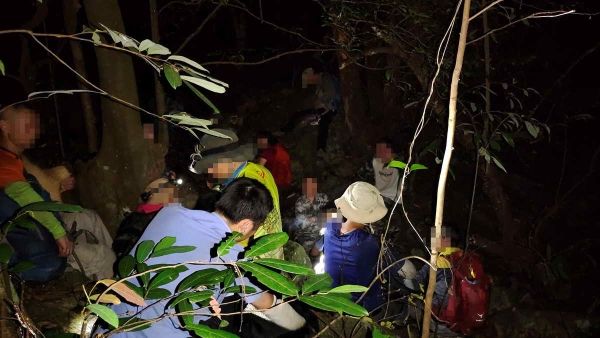 韶关|8名驴友被困深山，韶关始兴警民紧急救援11小时