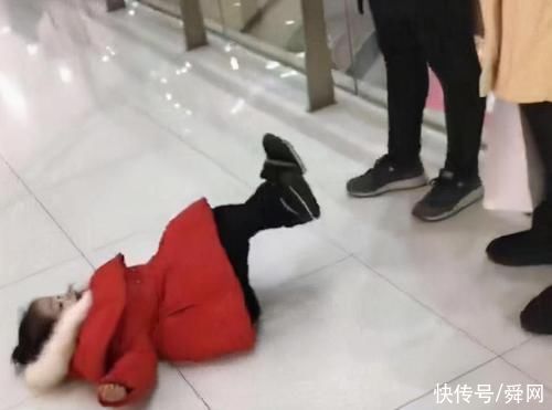 小皇帝|因不给买玩具，男孩在商场躺地上撒泼，“狠心”爸爸在旁一招制服