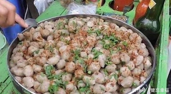 单亲妈妈校门口卖小吃,一元一个圆球球,不到2小时卖完!