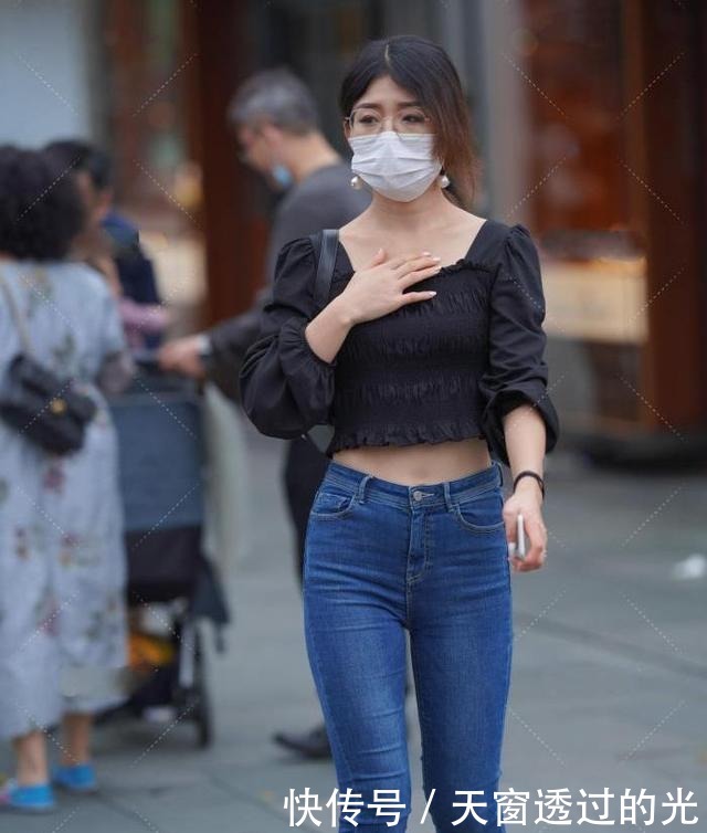 短衫|黑色木耳边短衫搭配蓝色牛仔裤，优雅端庄，又不失清新活泼