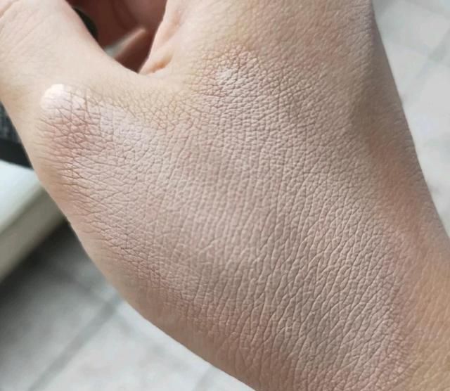 花西子|都说国货好,实则大翻车!花西子拔干卡粉,完美日记白送也不用